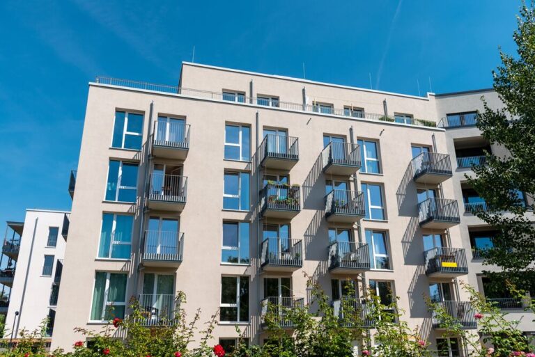 energieeffizienz-mehrfamilienhaus-energetische-sanierung-ratgeber-strategien-eigentuemer